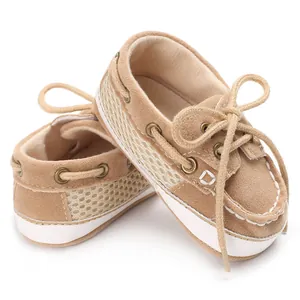 Nahaufnahme von Baby-Lauflernschuhen mit weicher Sohle und Wildledertextur.