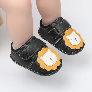 Vue détaillée des chaussures bébé lion avec sangle réglable et texture en cuir véritable