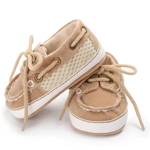 Nahaufnahme der braunen Wildleder-Babyschuhe mit weicher Sohle und weißen Netzeinsätzen.