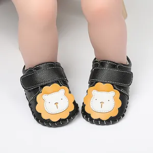 Vista detallada de zapatos de bebé con león de dibujos animados y cierre de velcro