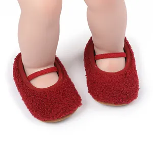 Schattige rode pluche baby Mary Jane loopschoentjes met een handige elastische band.