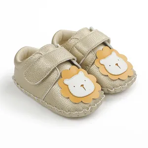Chaussures de marche dorées métalliques pour bébé avec motif lion et attaches velcro