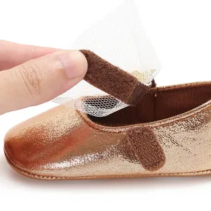 Nahaufnahme von Baby-Prinzessinenschuhen mit Klettverschluss und dekorativem Netz-Detail