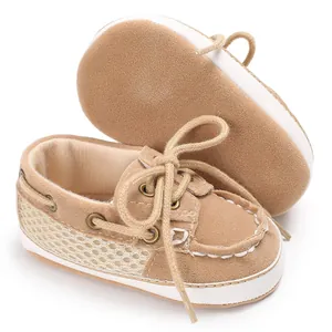 Nahaufnahme von hellbraunen Wildleder-Babyschuhen mit Mesh-Einsätzen und weichen Schnürsenkeln