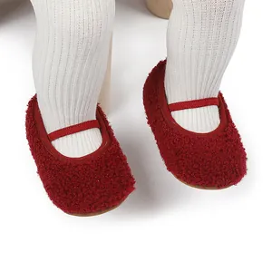 Detailopname van rode pluizige baby loopschoenen met zachte zolen en elastische bandjes