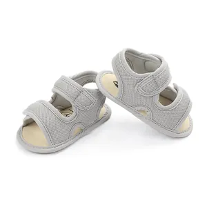 Gedetailleerde weergave van ademende grijze mesh baby wandelschoenen met klittenband