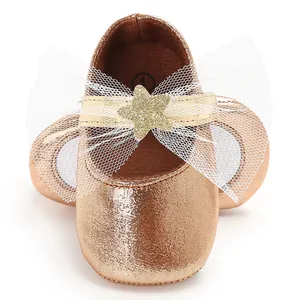 Nahaufnahme der roségoldenen PU-Babyprinzessinnenschuhe mit Netzschleife und Glitzerstern