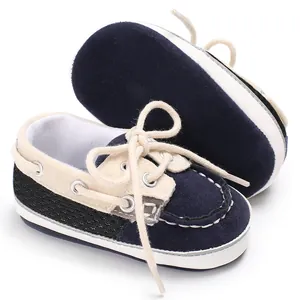 Detailansicht von marineblauen und beigen Babyschuhen mit weicher Sohle und Schnürung