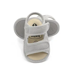 Detailweergave van grijze mesh babysandalen met klittenband voor binnenshuis