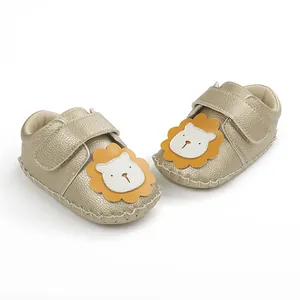 Chaussures pour bébé dorées avec motif lion mignon et semelle souple antidérapante.