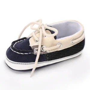 Detailansicht der weichen Lauflernschuhe für Babys mit blau-beiger Naht