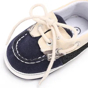 Detailansicht eines Baby-Bootsschuhs aus Wildleder in Marineblau und Beige mit weicher Sohle