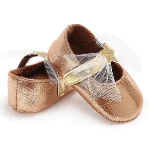 Detailansicht bronzefarbener Baby-Prinzessinnen-Schuhe mit Mesh-Schleife und Stern