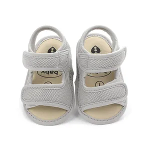 Close-up van grijze mesh baby wandelsandalen met verstelbare bandjes