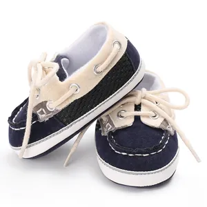 Nahaufnahme von dunkelblauen und beigen Baby-Lauflernschuhen mit einer weichen Sohle