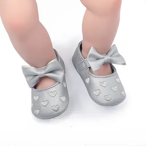 Detailansicht der silbernen Baby-Prinzessin-Schuhe mit Schleife und Herzen