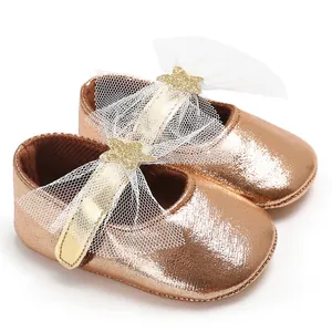 Detailansicht der roségoldenen Baby-Prinzessinnenschuhe mit Netzschleife und Goldstern.
