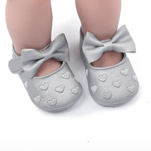 Detailansicht der silbernen Baby-Prinzessin-Lauflernschuhe mit Schleife und Stickerei