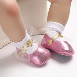 Detailansicht rosa Metallic-PU-Prinzessin-Lauflernschuhe für Babys mit Sternenschleife
