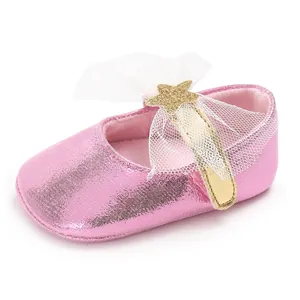 Glänzende rosa Baby-Prinzessin-Schuhe mit weißer Netzschleife und Glitzerstern-Detail
