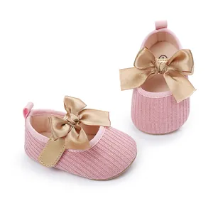 Elegantes zapatos de princesa para bebé rosa con detalle de lazo de satén dorado