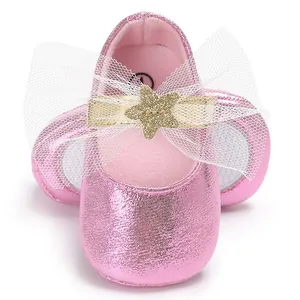 Detailansicht der rosa glitzernden Prinzessinnenschuhe für Babys mit Schleife und Stern