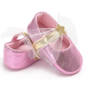 Nahaufnahme rosa Baby-Prinzessin-Schuhe mit Netzschleife und Glitzerstern