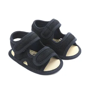 Detail van donkerblauwe mesh babyschoentjes met verstelbare dubbele klittenband