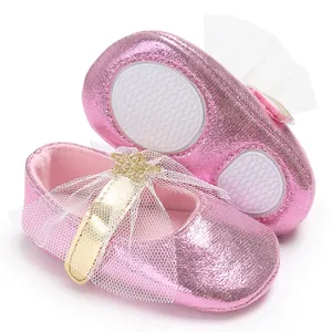 Detailansicht der pinkfarbenen Baby-Prinzessin-Schuhe mit Netzschleife und Stern.