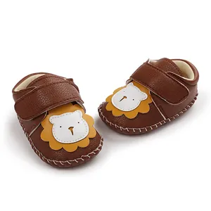 Chaussures de marche pour bébé marron avec motif lion mignon et bride velcro pratique.