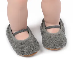 Zachte grijze fleece babyschoenen met elastische band voor pasgeborenen in de winter