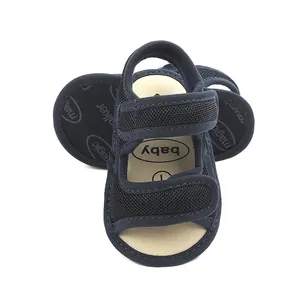 Detail van marineblauwe baby sandalen van mesh met dubbele verstelbare klittenbandsluiting