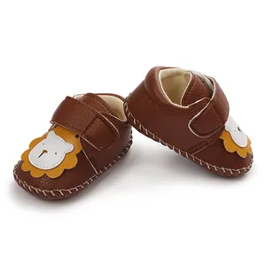 Vue détaillée de chaussures de marche pour bébé marron avec dessin animé de lion mignon