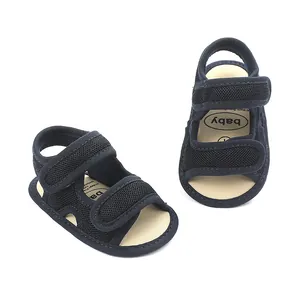 Detailweergave van donkerblauwe mesh babyschoentjes met verstelbare dubbele klittenbandsluiting