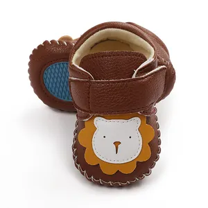 Vue détaillée de chaussures de bébé lion marron avec semelles en caoutchouc et velcro