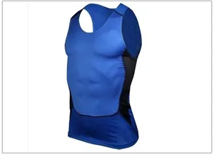 Vista lateral detallada de camiseta deportiva de compresión azul para hombre con paneles
