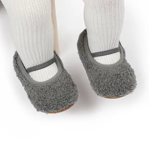 Detailweergave van warme grijze pluizige baby Mary Janes met zachte zolen en elastische bandjes.