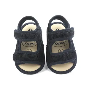 Detail van donkerblauwe mesh babysandalen met dubbele klittenbandsluiting