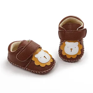 Vue détaillée des chaussures de marche marron pour bébé avec motif lion et scratch pratique.