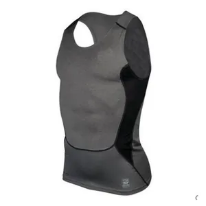 Primer plano de camiseta de compresión deportiva PRO para hombre con paneles de malla