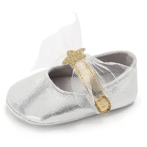 Detailansicht silberner Baby-Prinzessinenschuh mit weißer Netzschleife und Goldstern
