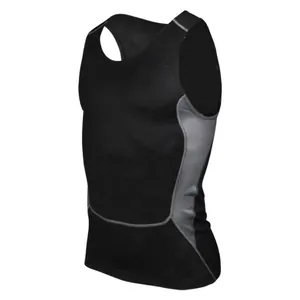 Vista detallada de una camiseta de compresión deportiva negra para hombre fitness