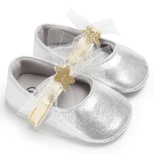 Elegante silberne Baby-Prinzessin-Schuhe mit goldenen Glitzersternen und Spitzenbogen
