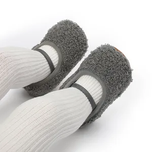 Detailopname van grijze pluizige sherpa baby loopschoenen met zachte zool voor baby's