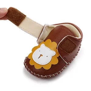Vue détaillée de la chaussure de marche bébé lion avec fermeture velcro ajustable