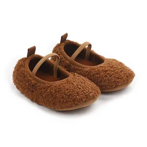 Gedetailleerde weergave van bruine fleece baby-loopschoenen met zachte elastische band