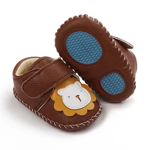 Vue détaillée de chaussures de bébé marron avec semelles antidérapantes bleues