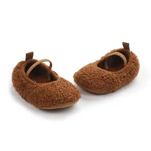 Detailopname van warme bruine sherpa babyloopschoenen met elastische band op witte achtergrond