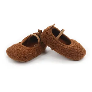 Close-up van warme bruine pluchen babyschoentjes met zachte teddy fleece