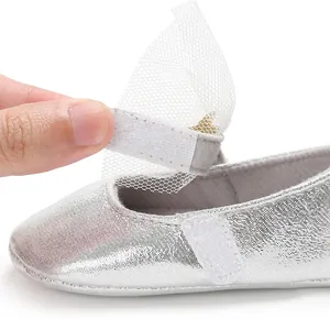 Nahaufnahme des silbernen Baby Prinzessinnen Schuhs mit verstellbarem Klettverschluss Detail